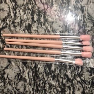 5 makeup brushes